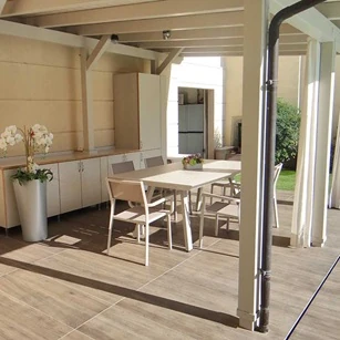 poradnik jak dbać o płytki drewnopodobne na tarasie.webp